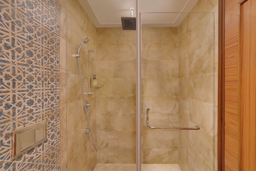 Executive King Room with Balcony View - Photo 8