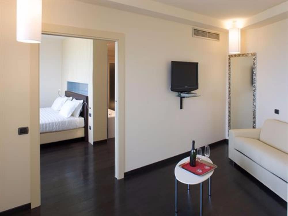 Suite - Photo 1