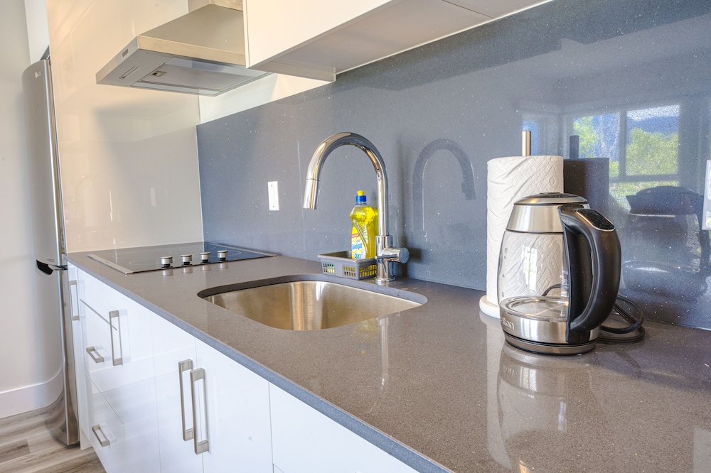 Honeymoon Suite Lake View with Kitchen photo 3