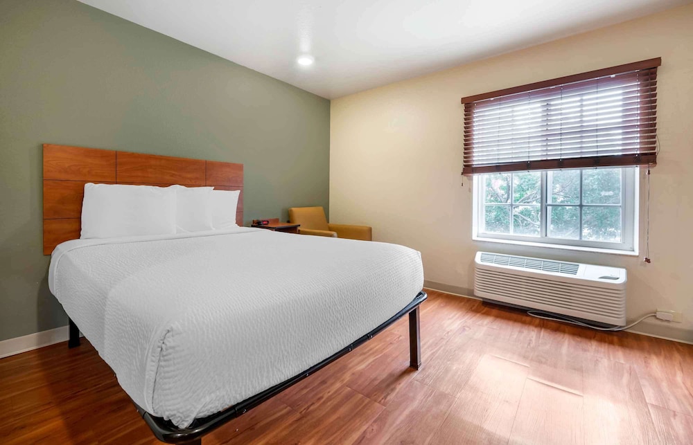 Standard Studio, 1 Queen Bed, Refrigerator & Microwave photo 1