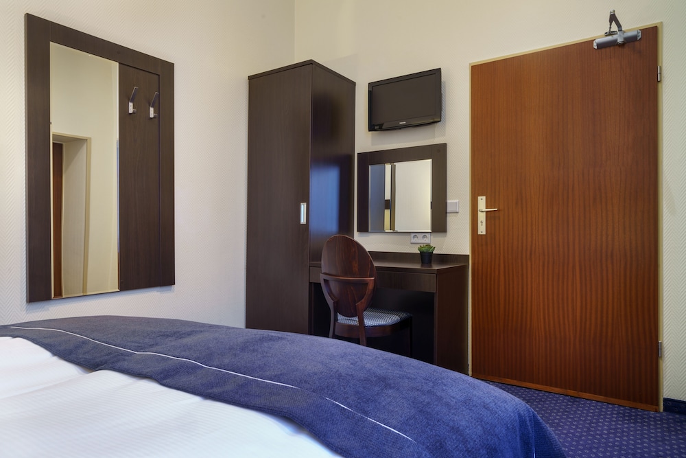 Standard Double Room Single Use thumbnail 5