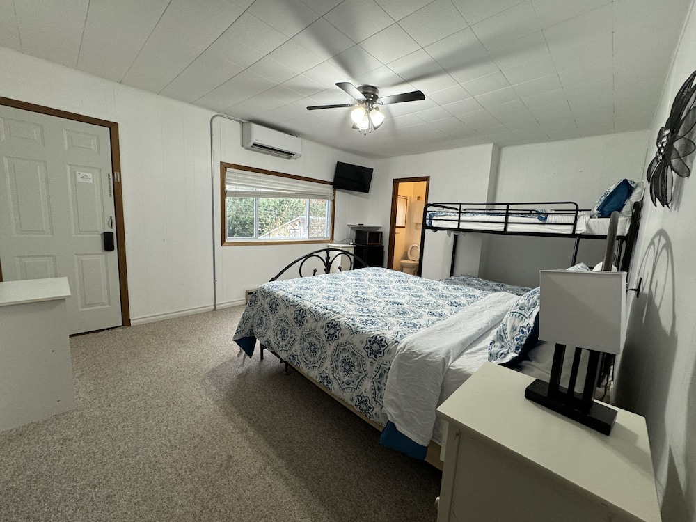 Resort, Lakefront private, pool, hot tub, sauna #2 photo 2