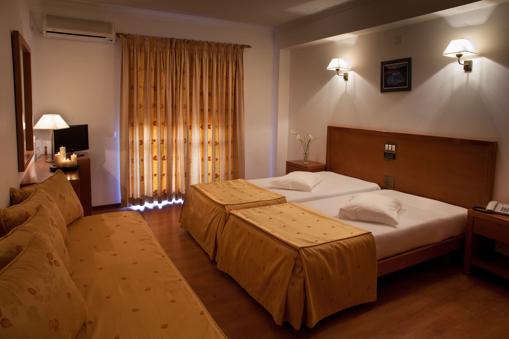 Standard Triple Room, Private Bathroom - Photo 4