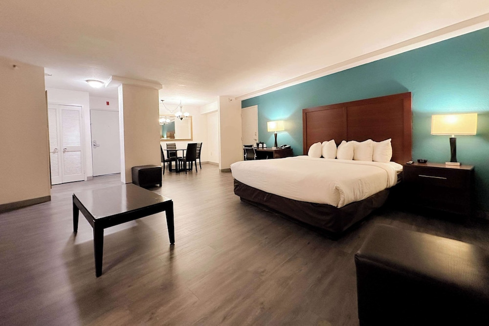 Suite, 1 King Bed with Sofa bed, Non Smoking