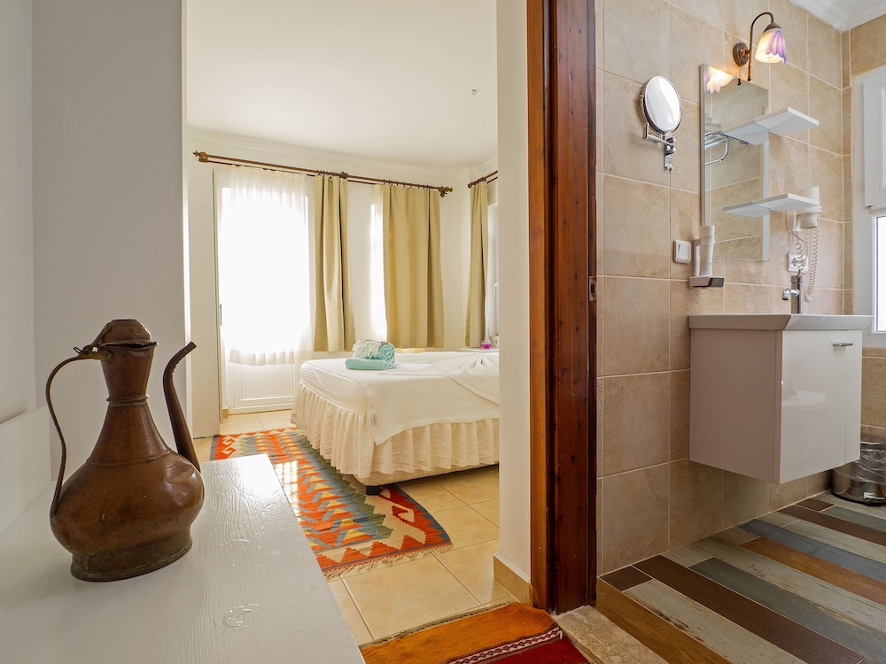 Deluxe Room, 1 Queen Bed With Sofa Bed, Partial Sea View photo 2