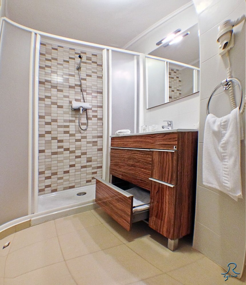 Double Room - Photo 12