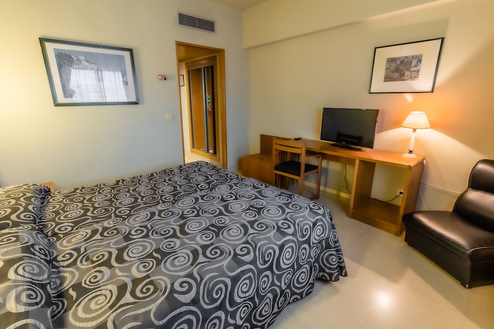 Double or Twin Room - Photo 9