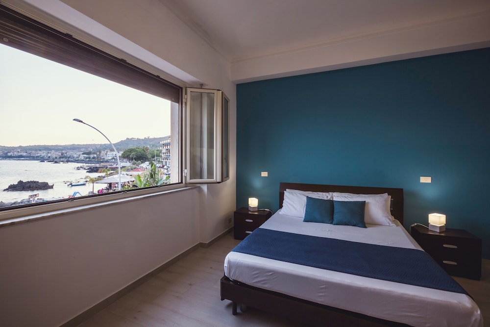 Deluxe Double or Twin Room, Sea View photo 3