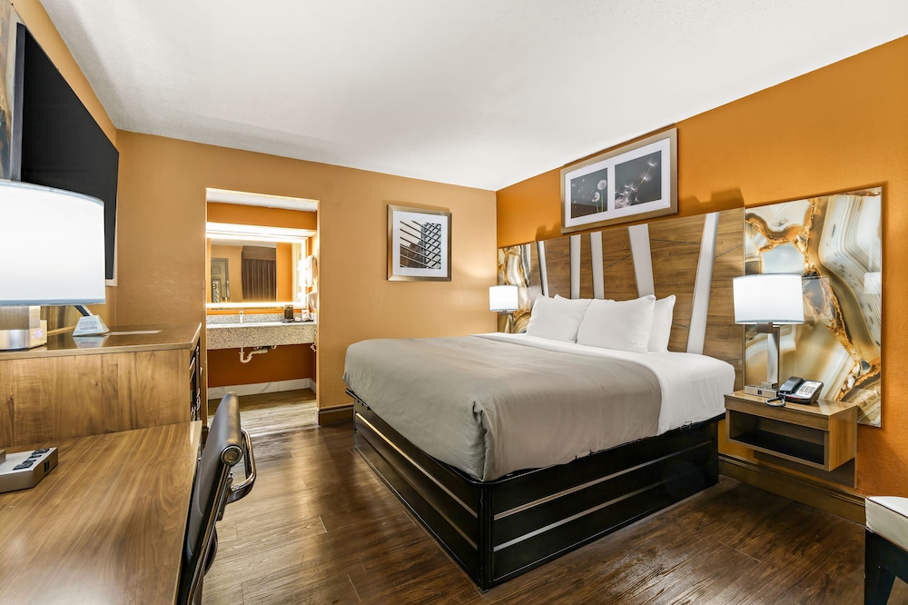Standard Room, 1 King Bed - Photo 1