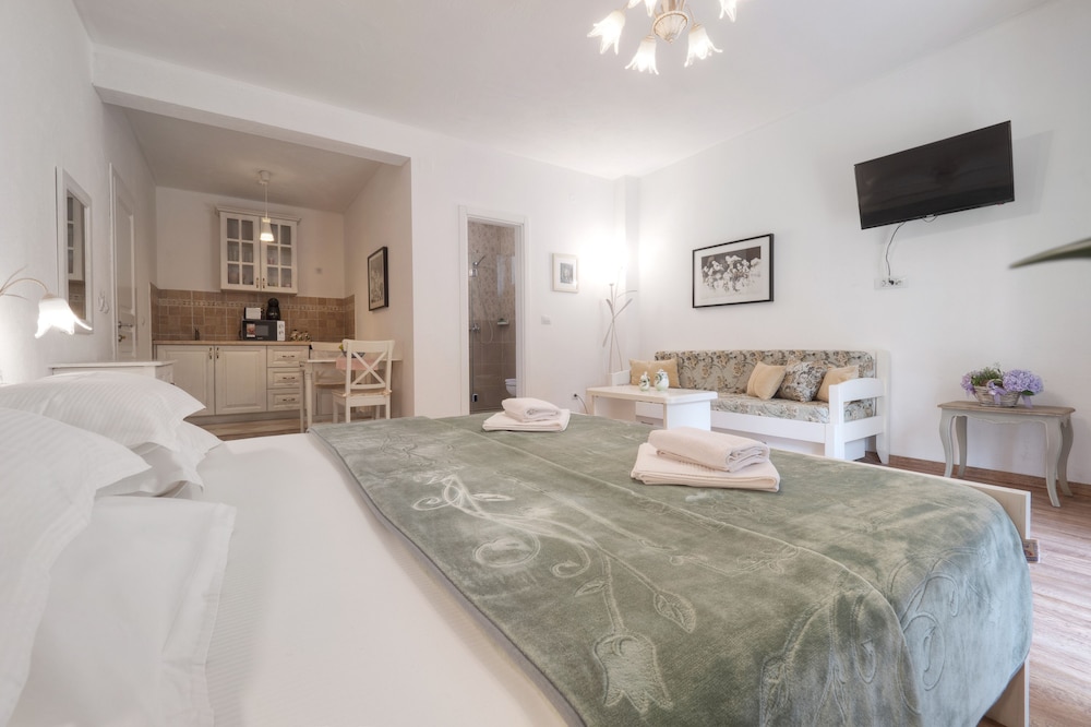 Romantic Studio Suite, Non Smoking, Garden View - Photo 9