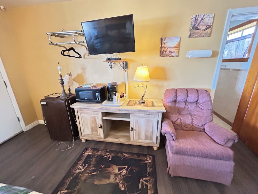Suite #7, Deluxe Studio Suite, 2 Queen Beds, Kitchenette, Ground Floor photo 2