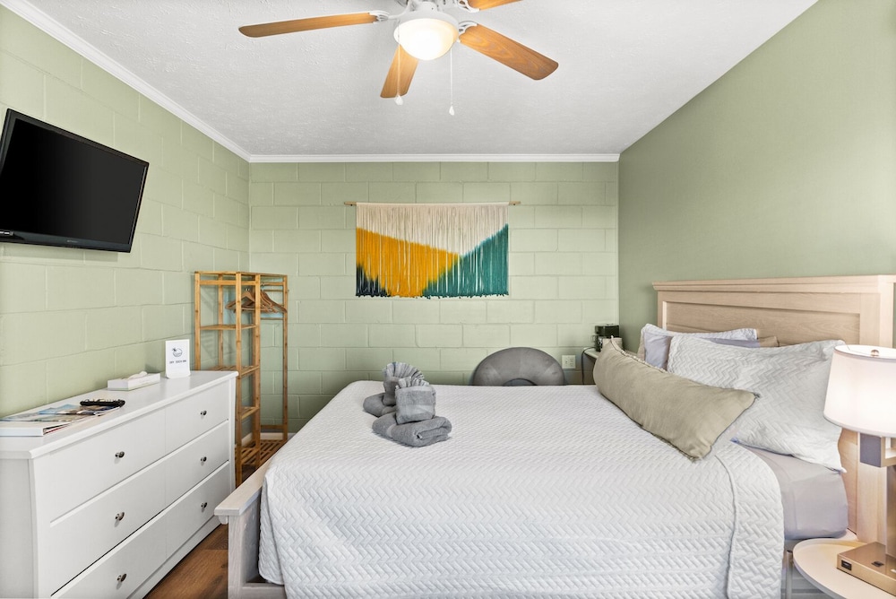 Queen Room photo 2
