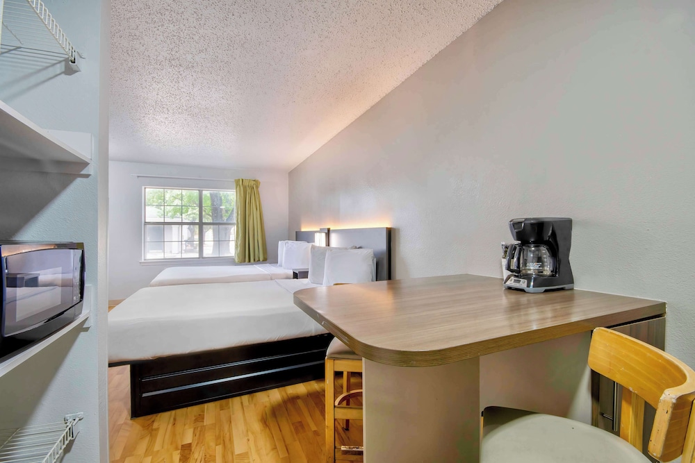 Standard Room, 2 Queen Beds, Smoking - Photo 4
