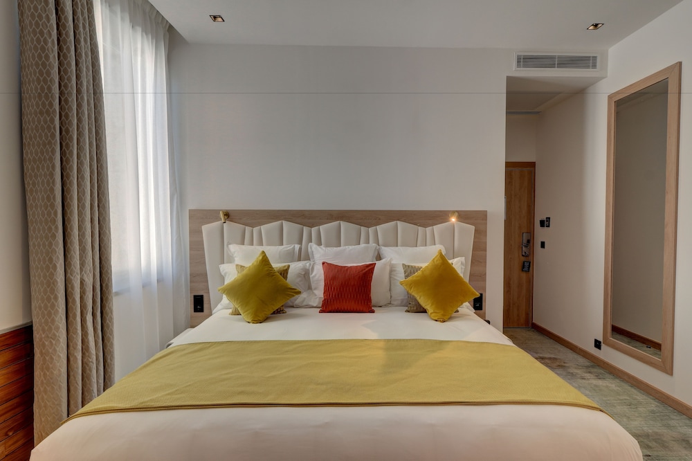 Superior Suite, 1 King Bed, Bathtub photo 2