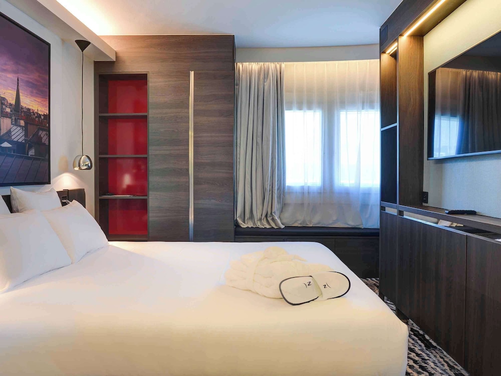 Suite, 1 King Bed with Sofa bed (Paris View)