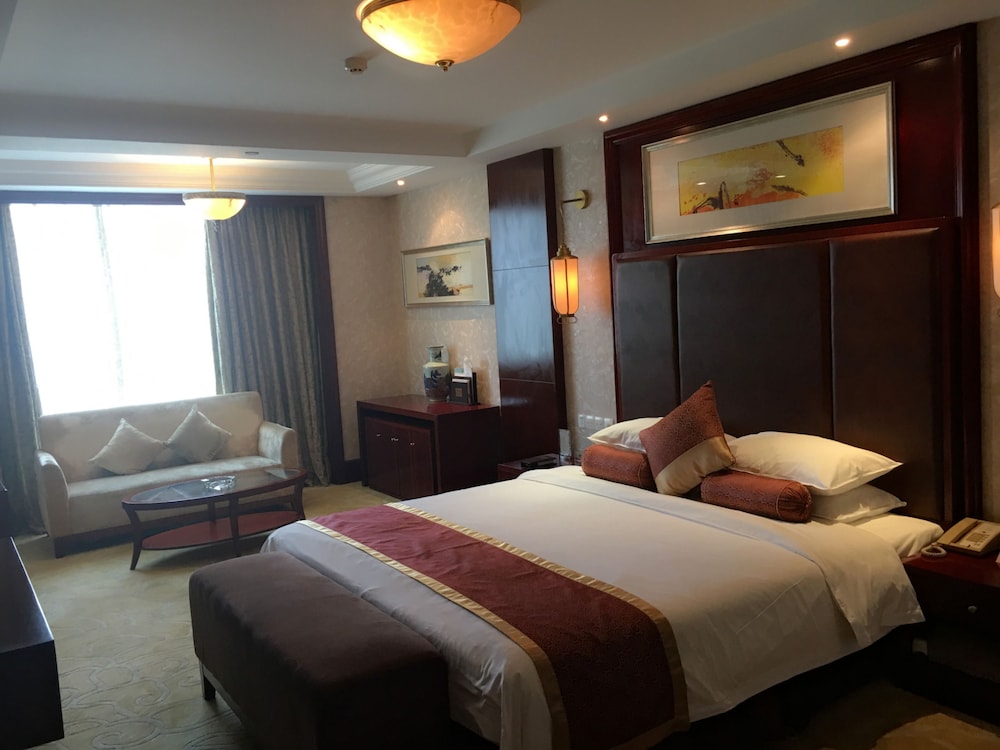 Superior Room, 1 King Bed photo 3