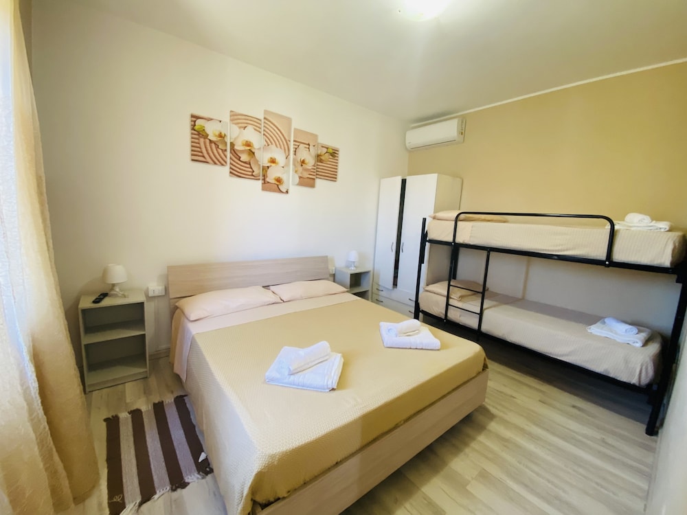 Classic Quadruple Room, Multiple Beds, Smoking photo 3