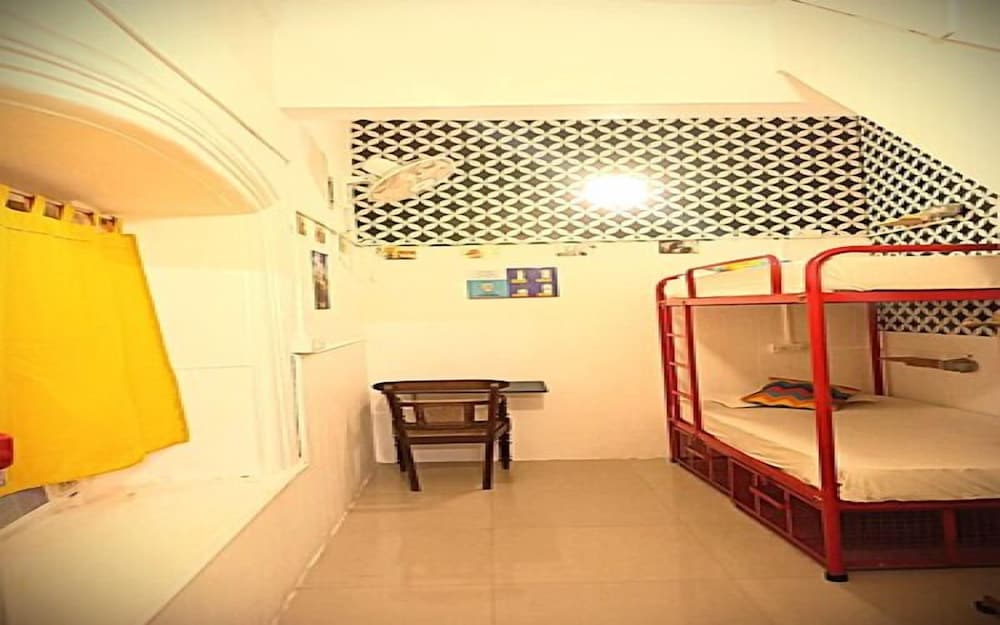 Deluxe Twin Bed AC Room With Shared Bathroom photo 2