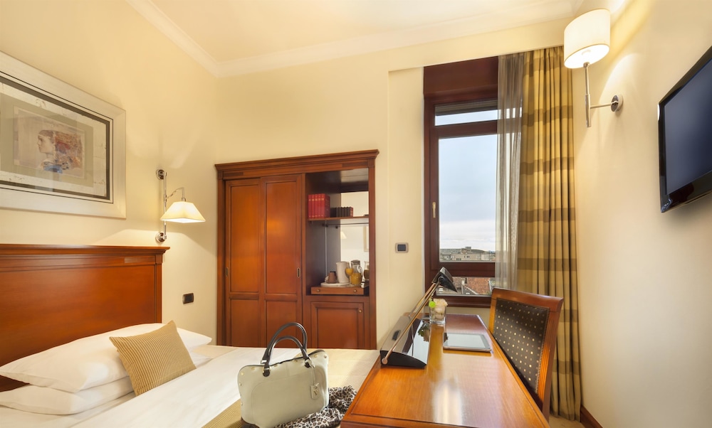 Deluxe Room, 1 Queen Bed (Quiet Location) photo 1