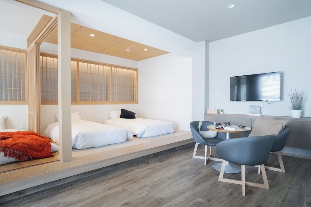 Signature Family Suite (Non-smoking) - Photo 6