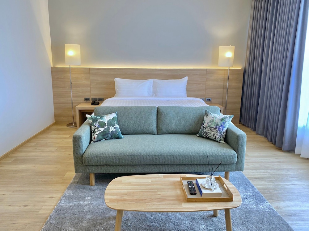 Premier Room, 1 King Bed - Photo 2