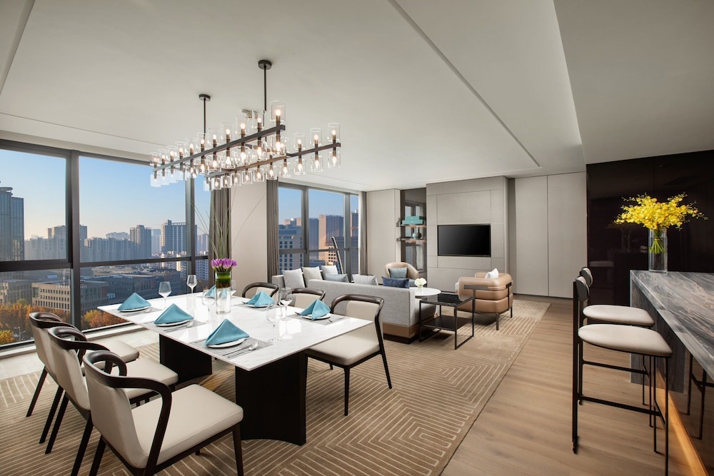 Suite, 1 Bedroom - Photo 1