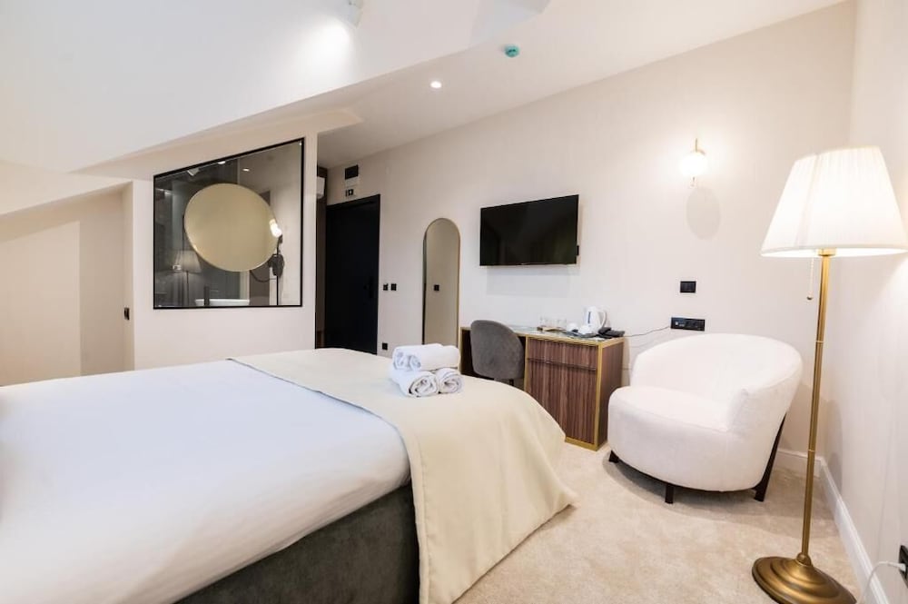 Premium Double Room, 1 King Bed, Non Smoking, City View photo 2