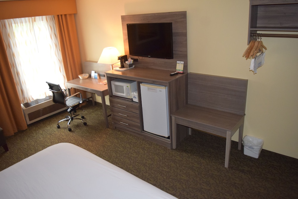 Deluxe Room, 1 King Bed, Non Smoking - Photo 3
