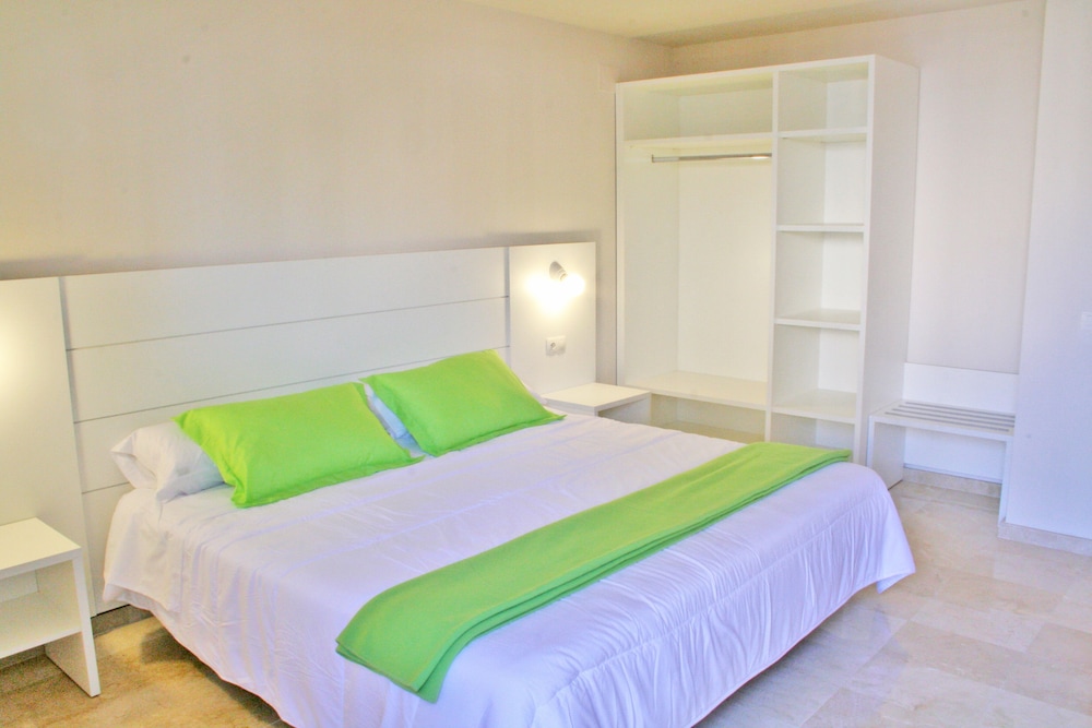 Double Room (Large with Garden)