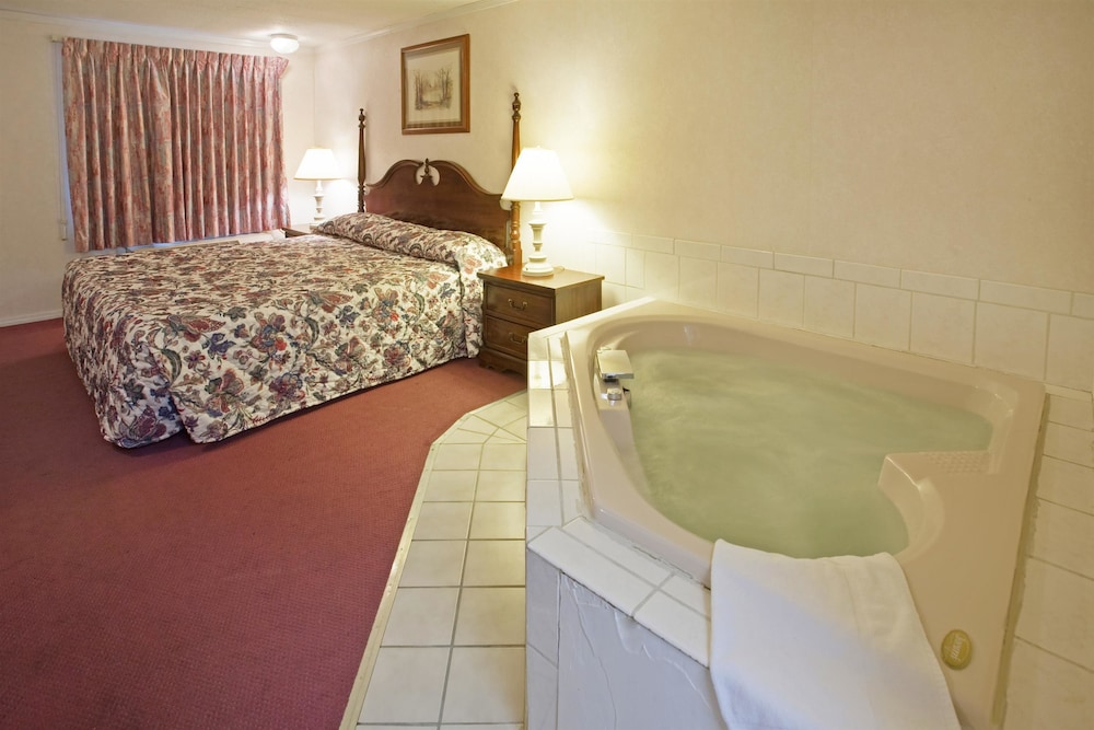 Suite, 1 King Bed, Non Smoking, Jetted Tub photo 1