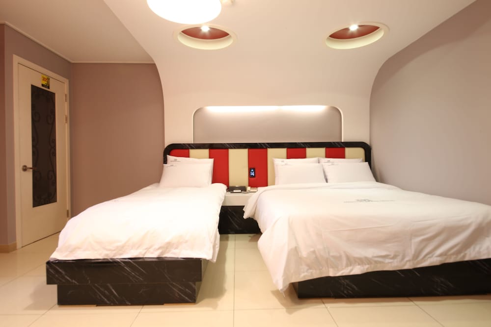 Premier Twin Room (Incl. Styler) photo 2