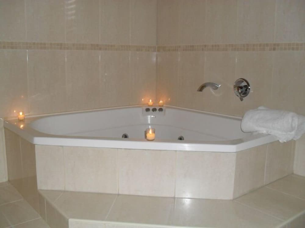 Self Contained Spa Cottage, 1 Bedroom photo 3