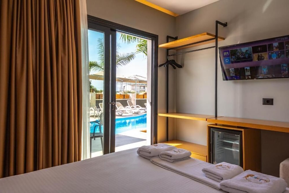 Quadruple Room, Direct Pool Access