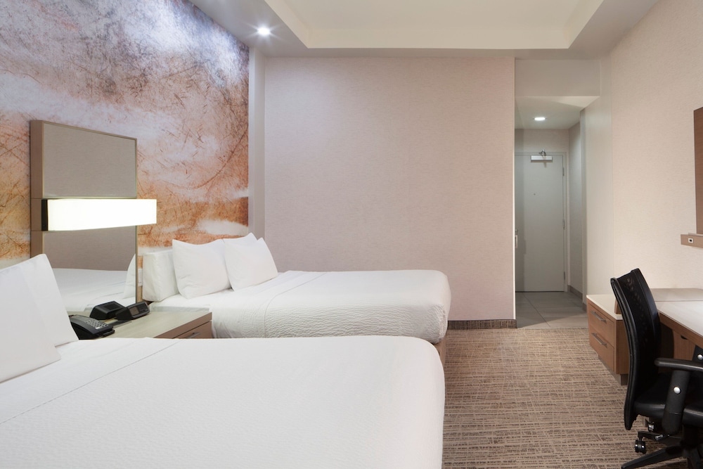 Room, 2 Queen Beds (Mobility/Hearing Accessible, Tub) photo 2