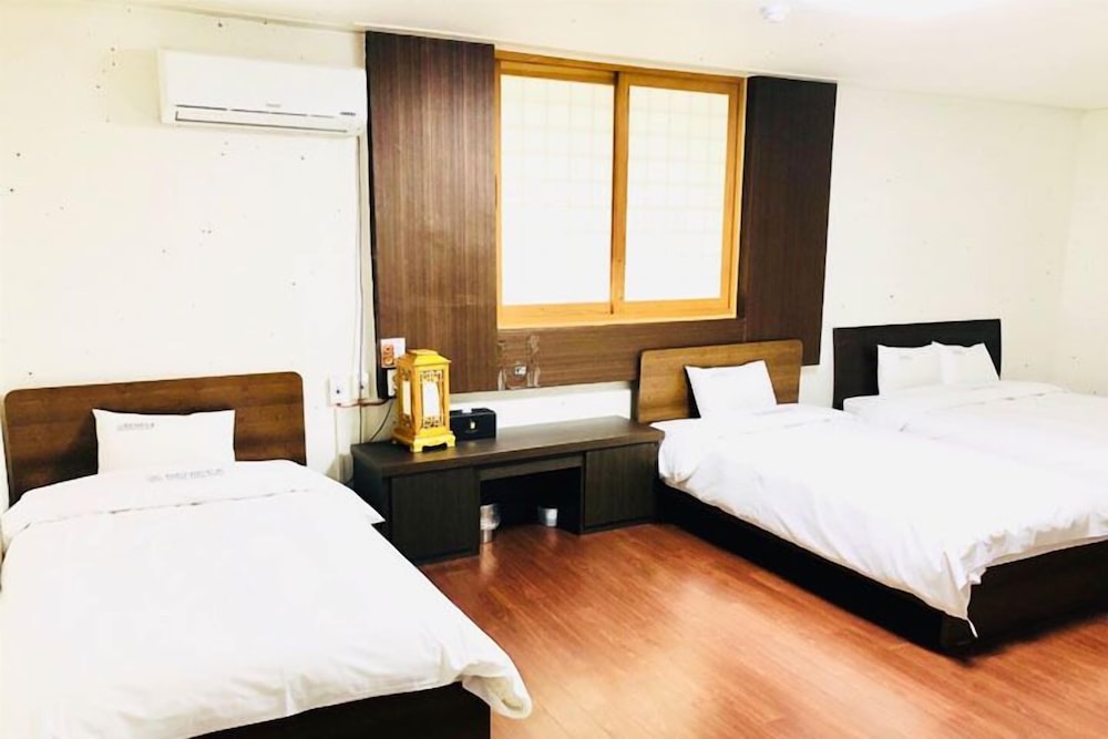 Family Suite, Multiple Beds, City View photo 2