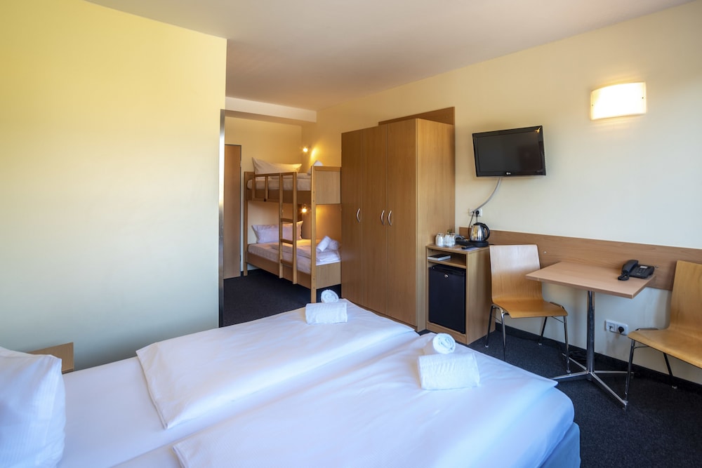 Quadruple Room - Photo 18