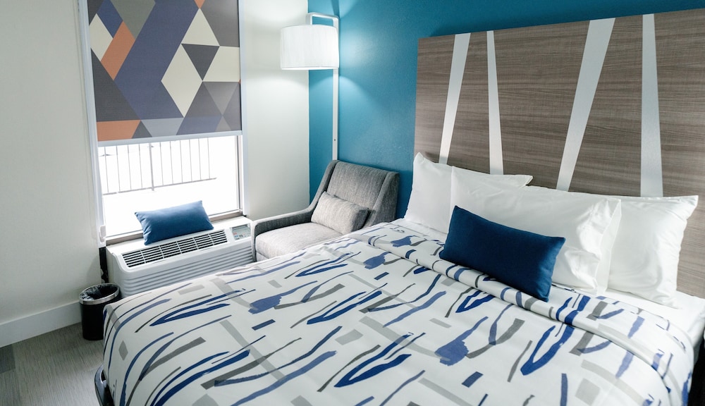 Standard Single Room, 1 King Bed, Mobility Accessible photo 3
