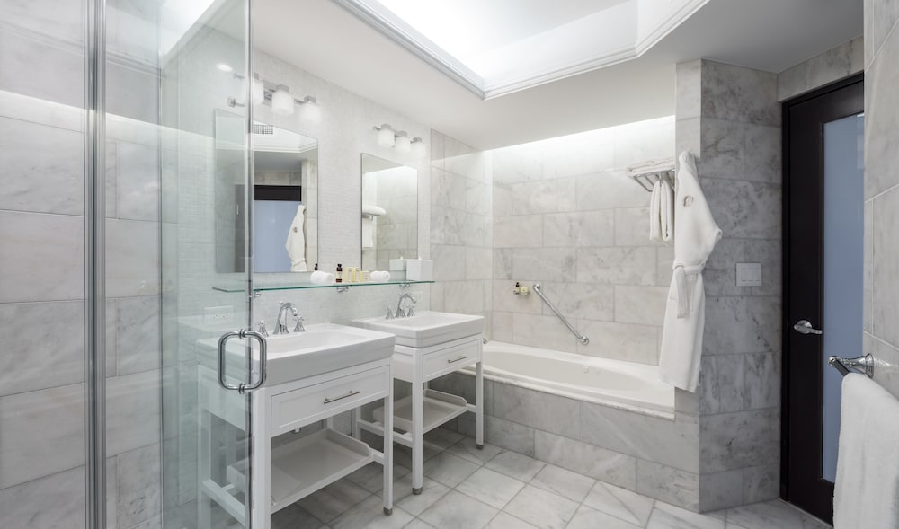 Room, 1 King Bed With Sofa Bed, Oceanfront (commodore)