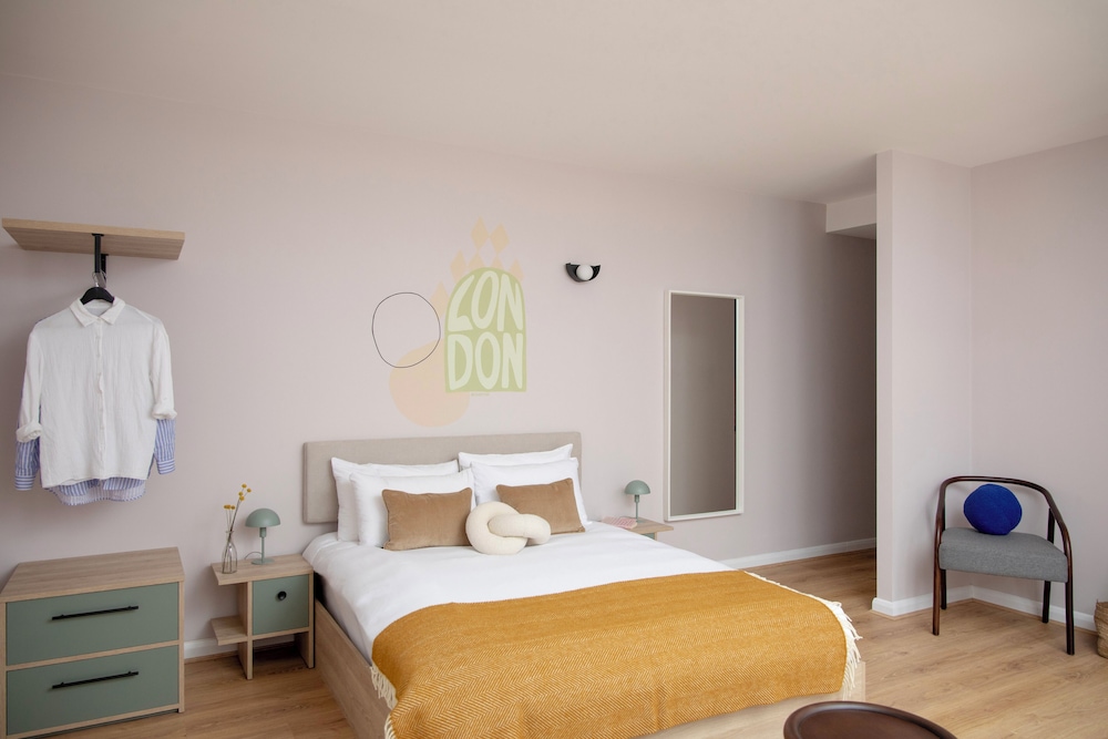Standard Studio, 1 Queen Bed photo 2