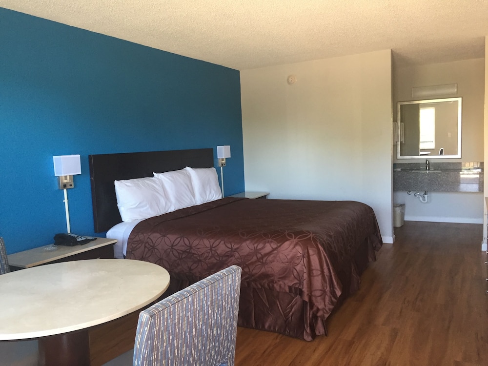 Standard Room, 1 King Bed, Smoking photo 1