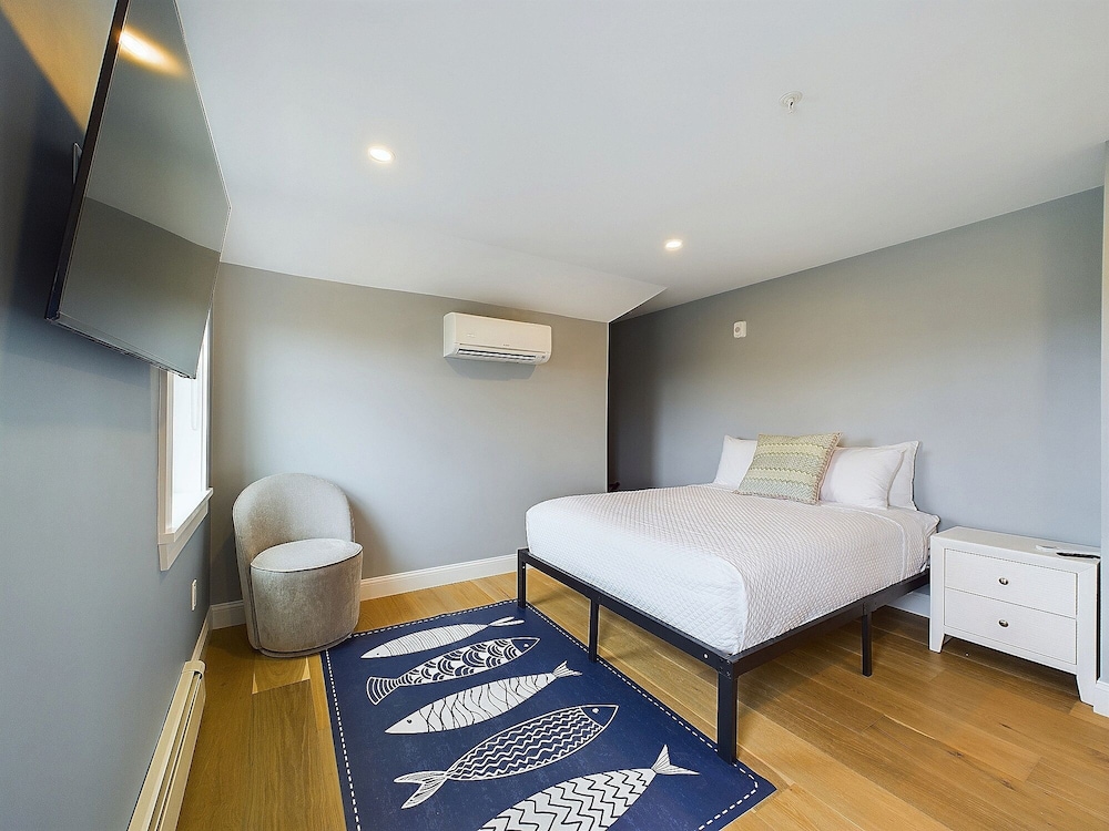1661 Farm & Gardens Suite 3