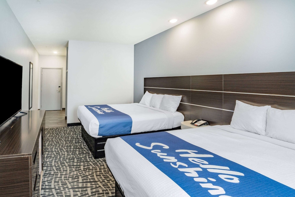 Deluxe Room, 2 Queen Beds, Accessible, Non Smoking (Mobility) - Photo 4