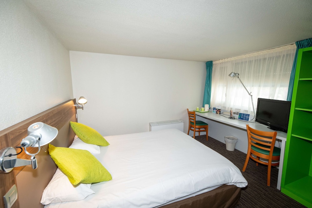 Standard Room, Multiple Beds - Photo 9