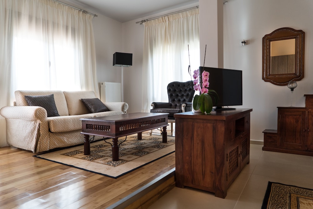 Romantic Suite, 1 Queen Bed with Sofa bed, Jetted Tub, Garden View photo 1