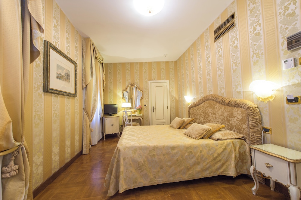 Standard Double or Twin Room photo 2