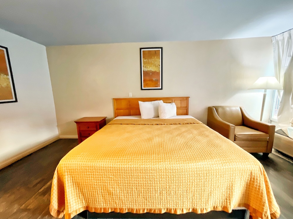 Standard Room, 1 Queen Bed photo 2