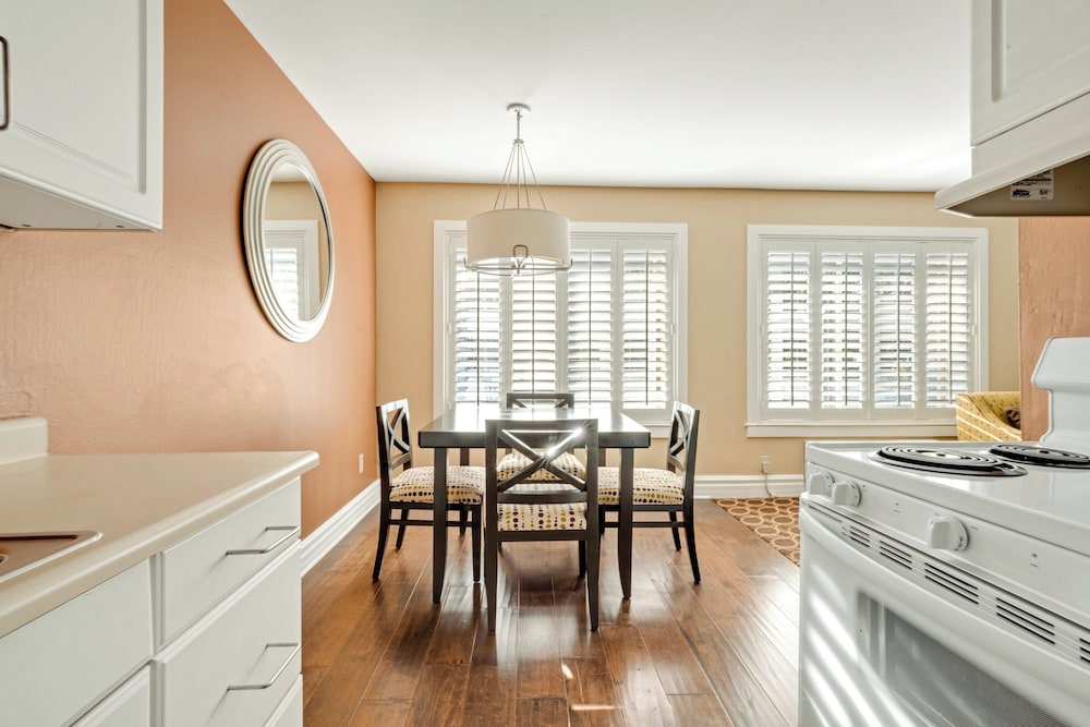 Suite, 1 Bedroom, Poolside (1 Queen) - Photo 5