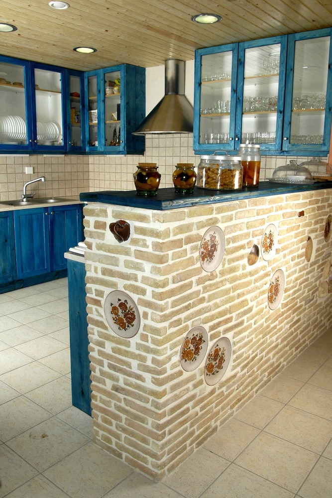 Studio - Photo 1