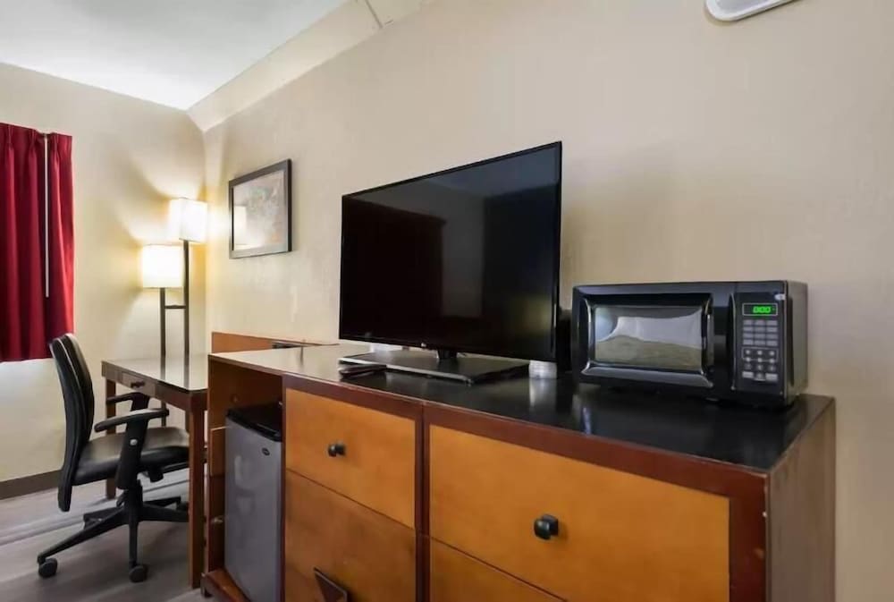 Standard Room, 1 Queen Bed, Non Smoking - Photo 4