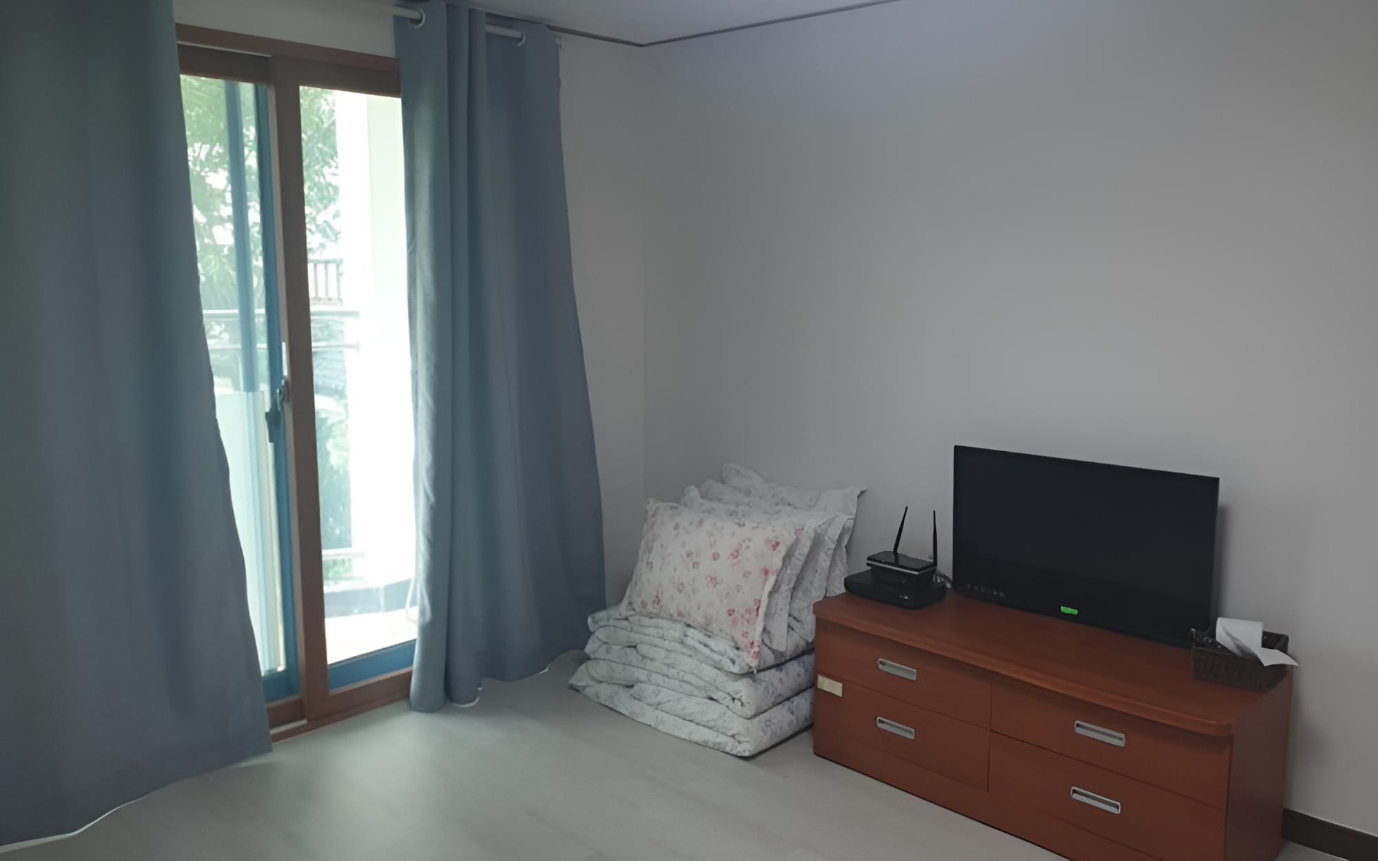 Room (Family Room-Room 204)